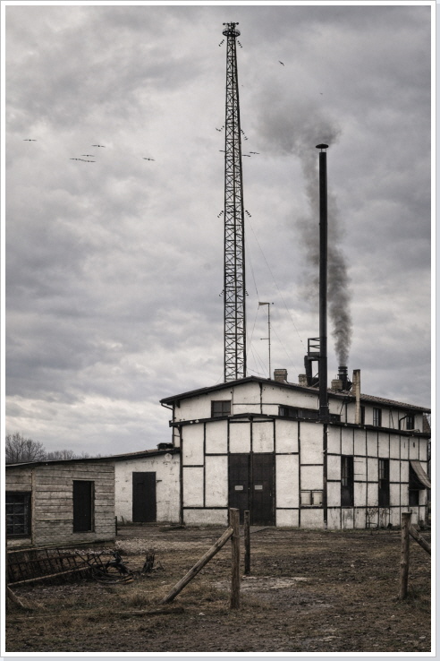 Hinter dem Sendegeb&auml;ude von 1908 ist der 100 Meter hohe Sendemast erkennbar.