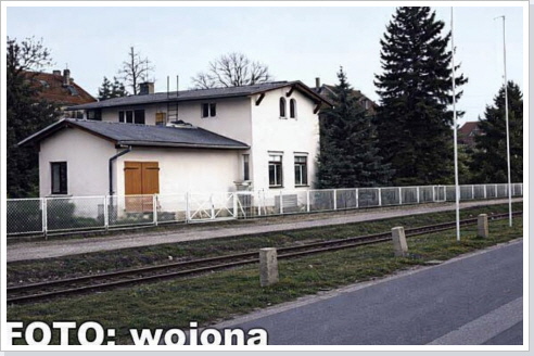 Der ehemalige Bahnsteig und das Bahnhofsbauwerk im Jahre 2001.
