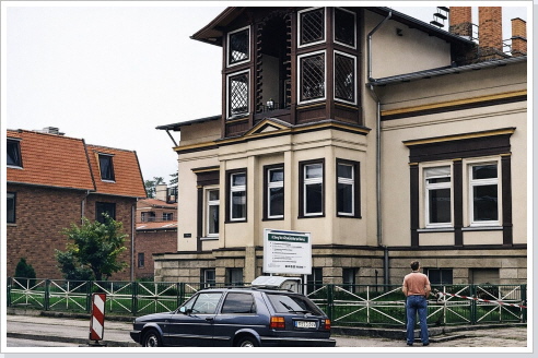 Die Villa im Jahre 1992 - vor der Sanierung. / The villa in 1992 - in front of the renovation.