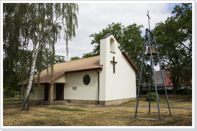 Die im Baustil sehr schlicht ausgefallene Kirche wurde im Jahr 1925 errichtet.