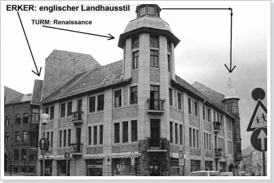 Die verschiedenen Baustile setzen sich gegen&uuml;ber der Marktstra&szlig;e mit einem gotischen Treppengiebel fort.