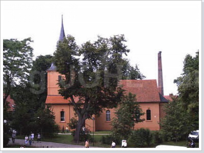 Die heruntergekommene Kirche wurde nach 1990 wieder hergerichtet und ein neuer Birnbaum gepfanzt.