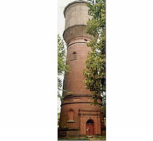 Der ehemalige Wasserturm. / The former water-tower.