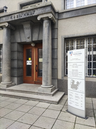 Das ehemalige Landratsamt im Jahr 1925. / The former District Office. Blick auf das instandgesetzte Geb&auml;ude im Jahr 2002.
