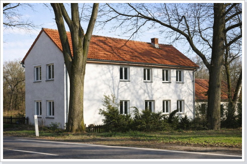 Das ausgebaute Nachfolgegeb&auml;ude von 1899 im Jahre 2001. / The fully developed successor of 1899 in the year 2001.