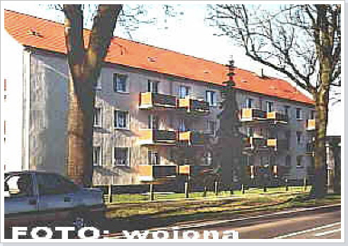 'Sozialistischer' Wohnungsbau inmitten einer Freifl&auml;che. / 'Socialist' house building in the middle of an undeveloped area.