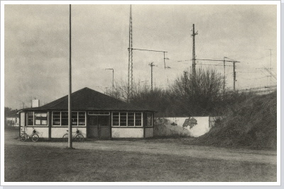 Das Ersatzbauwerk bis zum Jahre 2000. / The former booking office.