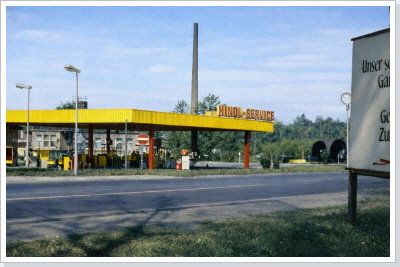 Die MINOL-Tankstelle an der Berliner Chaussee (Berliner Straße begann erst mit dem Ortsschild) zur DDR-Zeit. Die MINOL-Tankstelle an der Berliner Chaussee (Berliner Straße begann erst mit dem Ortsschild) zur DDR-Zeit.
