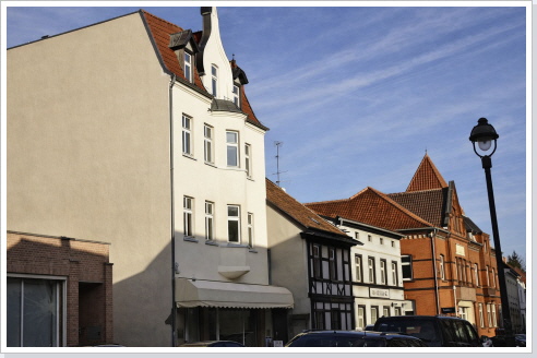 Neue Wohnh&auml;user am ehemaligen Nordtor der Stadtmauer. / New houses erected on the former city-gate.