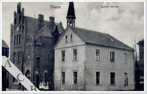 Die ehemalige Katholische Kirche. / Left: The former catholic church was later on a school for girls.