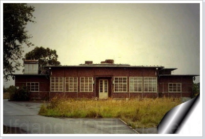 Das Kurzwellensendehaus 2 im Jahre 2001. Zu diesem Zeitpunkt war es schon mehrere Jahre au&szlig;er Betrieb und offensichtlich dem Verfall preisgegeben.