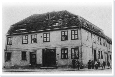 Das gr&ouml;&szlig;te Fachwerkhaus der Stadt 1890. / The biggest half-timbered house of the town in 1890.
