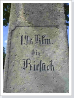Gleicher Stein: Inschrift "19,6 km bis Friesack"
