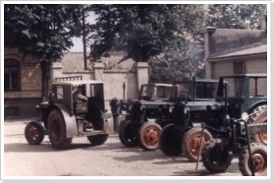 Gegenüber vom Amtsgericht gab es nach dem 2. Weltkrieg die MTS-Spezialwerkstadt Nauen. Daraus wurde später das LIW (Landtechn. Instandsetzungswerk) und dann das LIA (Landtechn. Industrieanlagen). Gegenüber vom Amtsgericht gab es nach dem 2. Weltkrieg die MTS-Spezialwerkstadt Nauen. Daraus wurde später das LIW (Landtechn. Instandsetzungswerk) und dann das LIA (Landtechn. Industrieanlagen).