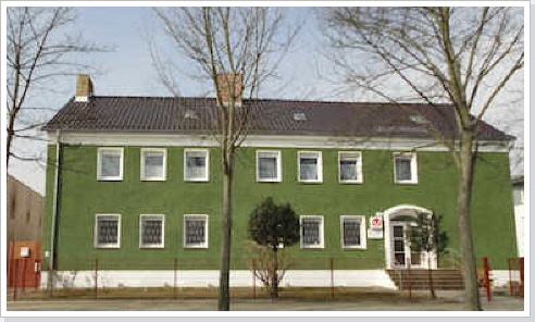 Die ehemalige Feuerwehrschule beherbergt jetzt eine Tierarztpraxis.
