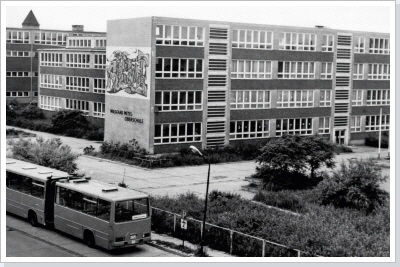 LINKS: DSF-Schule, RECHTS: W:Pieck-Schule, beide durch einen Mittelbau verbunden. LINKS: DSF-Schule, RECHTS: W:Pieck-Schule, beide durch einen Mittelbau verbunden.