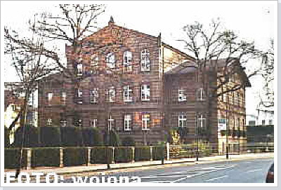 Die Grundschule Am Lindenplatz. Mittig ist der älteste Baum der Stadt zu sehen. Die Grundschule Am Lindenplatz. Mittig ist der älteste Baum der Stadt zu sehen.