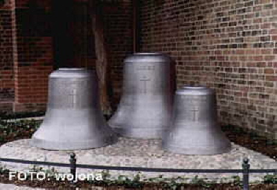 Die alten Glocken neben dem Eingang. / The older church bells became aside from entrance put down.