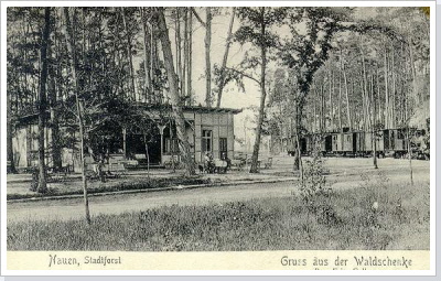 Der Bahnhof Stadtforst. Rechts f&auml;hrt der Zug von Velten nach Nauen.