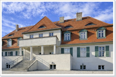 Das ehemalige Gutshaus ist heute ein Tagungshotel und Au&szlig;enstelle vom Nauener Standesamt.