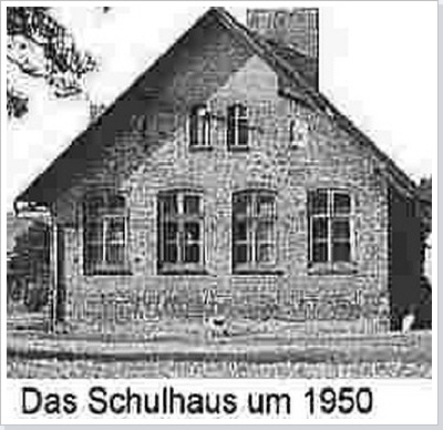 Das ehemalige Schulhaus in Schwanebeck im Jahr 1992 vor der Sanierung. / The former schoolhouse in front of the renovation.