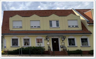 Das im Dorfkern nach 1990 zum Hotel "Helenenhof" umgebaute Gasthaus steht seit den 2020er Jahren leer.