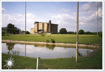Dies war bis zur Rekonstruktion der Sendestelle (1997) die "Notstromversorgung" f&uuml;r die gesamte Sendestelle. Zwei Schiffsdiesel sorgten f&uuml;r einen Stromfluss, der ausgereicht h&auml;tte, die ganze Stadt Nauen mit Elektroenergie zu versorgen. Das Bauwerk ist, genau wie das nebenstehende Umspannhaus abgerissen worden. Die Aufnahme stammt aus dem Jahre 1990.