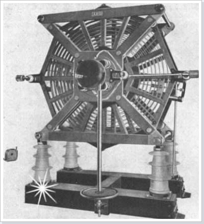 Ein rund zwei Meter hohes Variometer. Davon standen f&uuml;nf St&uuml;ck im Spulenraum.