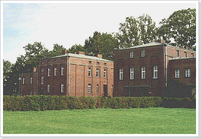 Im Vordergrund ist die Lebensbaumhecke zu erkennen, welche das gesamte Areal von den Torh&auml;usern bis zum Muthesius-Bau umschlie&szlig;t und so eine symbolische Einheit dieser Bauwerke kenntlich macht.