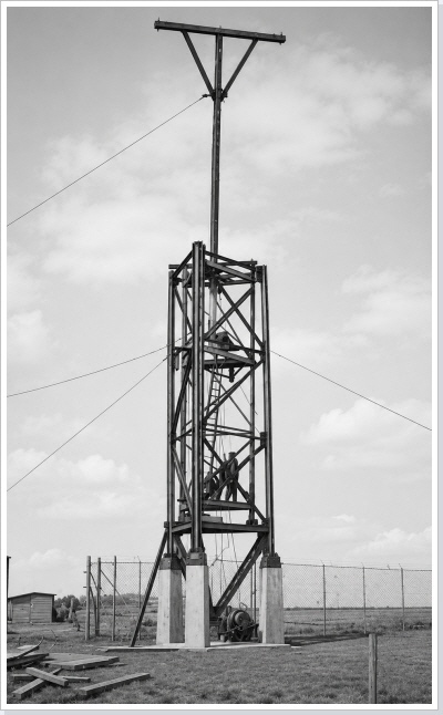 St&uuml;ck f&uuml;r St&uuml;ck wurden die Antennenelemente um 1920 per Seil nach oben gezogen und montiert. Und das erst 100, dann 200 Meter hoch.