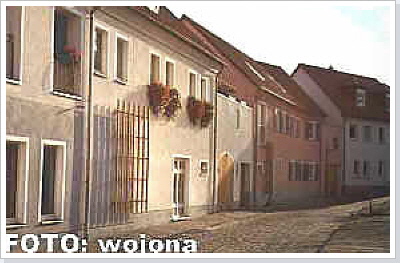 Neue Wohnh&auml;user auf der ehemaligen Stadtmauer um 2002. / New residential buildings on the former city-wall.